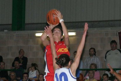 Acis Mercaleón logró la gesta de subir a la máxima categoría del baloncesto femenino nacional el 23 de mayo de 2004. Venció al favorito Sõller (54-64) en la cancha mallorquina tras un encuentro perfecto.