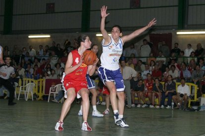 Acis Mercaleón logró la gesta de subir a la máxima categoría del baloncesto femenino nacional el 23 de mayo de 2004. Venció al favorito Sõller (54-64) en la cancha mallorquina tras un encuentro perfecto.