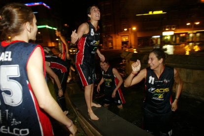 Acis Mercaleón logró la gesta de subir a la máxima categoría del baloncesto femenino nacional el 23 de mayo de 2004. Venció al favorito Sõller (54-64) en la cancha mallorquina tras un encuentro perfecto.