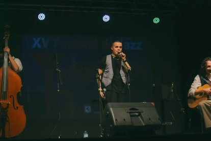 Azur Llionés.