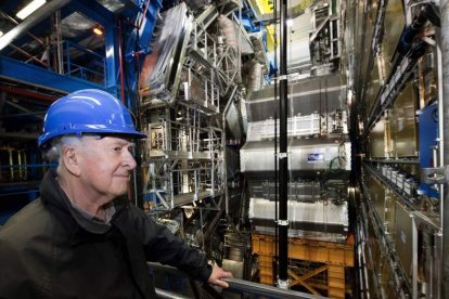 El físico fallecido Peter Higgs visita las instalaciones de ATLAS en el CERN.