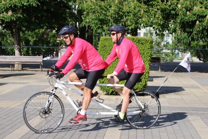 La Asociación de personas afectadas por el suicidio de un ser querido en Navarra Besarkada-Abrazo, el Club Deportivo para Ciegos de Navarra y Ayuda In hacen un recorrido en tándem.