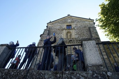 Visitantes ante la iglesia de San Francisco.
