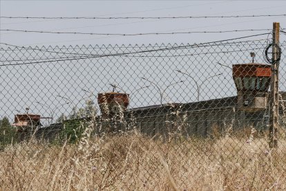 Torres de vigilancia del Centro Penitenciario de Mujeres de Alcalá de Guadaíra (Sevilla). EFE/José Manuel Vidal