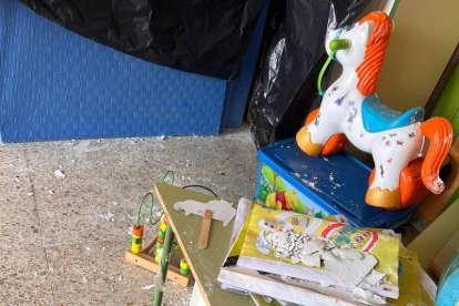 Las cucarachas y las hormigas campan a sus anchas en el edificio de Infantil donde los techos se caen por la humedad e inhabilitan las aulas ante el peligro potencial.  DL