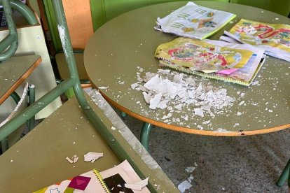 Las cucarachas y las hormigas campan a sus anchas en el edificio de Infantil donde los techos se caen por la humedad e inhabilitan las aulas ante el peligro potencial.  DL