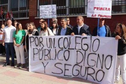 Las cucarachas y las hormigas campan a sus anchas en el edificio de Infantil donde los techos se caen por la humedad e inhabilitan las aulas ante el peligro potencial.  DL