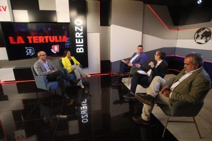 De izquierda a derecha, Jaime Santoalla y Vetania López, anoche, en La Tertulia.  L. DE LA MATA