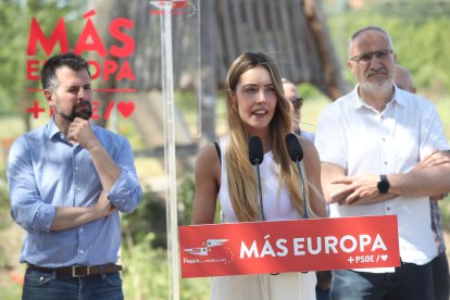 Claudia Alba, entre Luis Tudanca y Olegario Ramón,  en el Anillo Verde de Ponferrada.