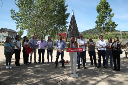 Luis Tudanca hace campaña en el Anillo Verde de Ponferrada.