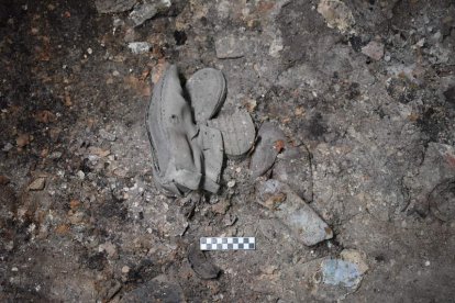 Restos de zapatos hallados en una de las casas.