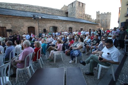Público asistente al acto, entre el Castillo y el Museo de la Radio.