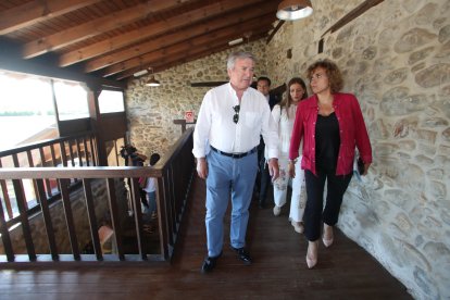 Dolors Monserrat, con Raúl Valcarce, en su visita a Carracedelo.