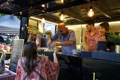 De 09:30 a 22:00 h Caravana Escape Room. La Escape Room móvil con más prestigio de España acude a las fiestas de León. Calle Santos Olivera, junto a la Iglesia de San Froilán (La Chantría). ¿En qué consiste? Adéntrate en una caravana misteriosa y resuelve enigmas, pistas y desafíos para escapar antes de que se acabe el tiempo. ¡Trabajo en equipo, emoción y adrenalina aseguradas! ¿Cómo reservar? Entrada gratuita, pero es necesaria reserva previa obligatoria en www.lacaravanaescaperoom.com. Inscripciones abiertas a partir del lunes 17 de junio
De 12:00 a 00:00 h Food Truck Ciudad de León. Come y Calle. Jardín de San Francisco. Viernes, sábados y vísperas de festivo de 12:00 a 01:00 h. A partir de la 18:00 h Real de la Feria. Avda. Ingeniero Sáenz de Miera, en los alrededores del campo de fútbol Reino de León.
18:00 h Tu barrio está de baile. La escuela de danza Cras Dance León ofrece una clase de danza urbana participativa y exhibición. Anfiteatro de la plaza de San Marcos.
18:30 h XVI Convivencia Vecinal organizada por la Federación de Asociaciones Vecinales de León Rey Ordoño. Plaza Cortes Leonesas. Espectáculo de teatro de calle con la compañía Concedeclown y la obra ‘Chala2’, cuentacuentos con Angie Piruleta yanimación infantil con pintacaras, globoflexia y juegos participativos. Animación musical para bailar con el Probe Miguel y, para acabar, chorizada a precios populares.
De 19:00 a 23:00 h Vizconde Music, bar Plan B. Sesión vermú con un concierto acústico y dos DJs a continuación de cada concierto. Plaza del Vizconde. 20:00 h Academia de danza Infinity Dance Studio. Plaza de San Marcelo.
20:15 h Espigas para una tarde coral. Concierto. Coro Espiga, León. Iglesia de San Martín. C /Plegarias, 3.
20:30 h León Suena en tu barrio. Festival de grupos musicales leoneses. Actuación del grupo El Refugio del Pop. Calle Moisés de León, junto a la iglesia de Santo Toribio de Mogrovejo (Polígono X).
De 20:30 a 21:30 h Espadas Solidarias. Club deportivo Ludosport. Esta actividad y exhibición tiene como objetivo recaudar fondos para la investigación de la Fibrodisplasia Osificante Progresiva, enfermedad que afecta al niño leonés Darío. Plaza Mayor.
20:30 h Día Europeo de la Música. Fête de la Musique by Sonda_Music y Museo Casa Botines Gaudí. Presentación del Atlas de Sonidos Remotos. Interior de Museo Casa Botines. Plaza de San Marcelo.
22:00 h Orquesta Top Lider. Plaza Mayor.
22:00 h Ara Malikian en concierto. The Ara Malikian World Tour. Palacio de Deportes de León.
22:30 h Día Europeo de la Música. Fête de la Musique by Sonda_Music y Museo Casa Botines Gaudí. Concierto de Casapalma. Confluencia entre las calles Pilotos Regueral y Ruiz de Salazar.
23:30 h Día Europeo de la Música. Fête de la Musique by Sonda_Music y Museo Casa Botines Gaudí. Show Audiovisual ‘Sonidos Remotos’ by Nonu Microwave + Mucrovision sobre la Muralla en la confluencia entre las calles Pilotos Regueral y Ruiz de Salazar.