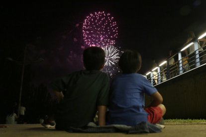 Fuegos artificiales en la noche de San Juan. F. Otero Perandones.