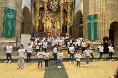 Los pequeños del Coro Ángel Barja, en un concierto en San Francisco. DL