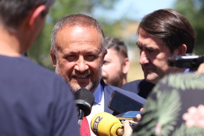 Courel, atendiendo a los medios junto a Quiñones.