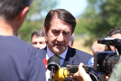 Quiñones, respondiendo a los periodistas.