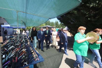 La comitiva, con Lidia Coca, a su paso por algunos de los puestos.