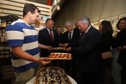 Representantes políticos, en uno de los stands.