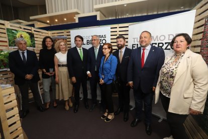 La comitiva oficia, en el stand del Consejo.