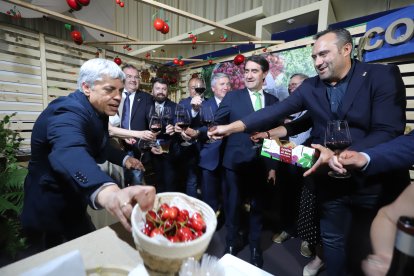 Eduardo Diego ofrece cerezas del Bierzo a algunos representantes públicos.