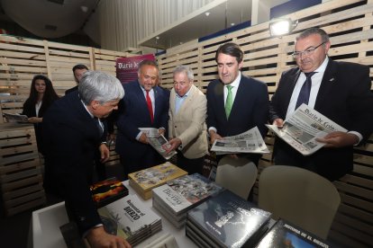Torné, mostrando el periódico del día en el stand del Diario de León.