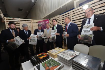 Representantes públicos, con el periódico.