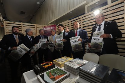 Paso de la comitiva por el stand del Diario de León.