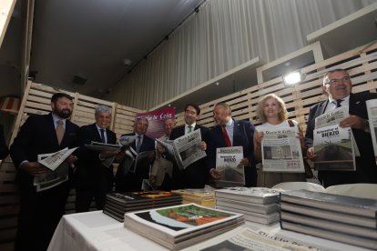 Otro momento del paso de los representantes públicos por el stand del periódico.