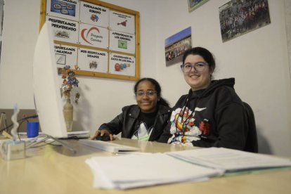 Dos de las alumnas que acuden el centro, en Arquitecto Torbado.
