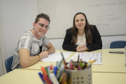 Una alumna recibe una clase de matemáticas en el centro