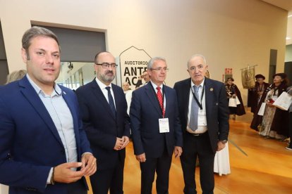 Imagen de familia de los participantes en el encuentro de cofradías enogastronómicas celebrado ayer en Ponferrada.  ANA F. BARREDO