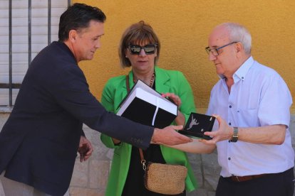 El exdelantero del Real Oviedo, Carlos Muñoz, y la alcaldesa de Fabero, Mari Paz Martínez, agasajan a Marianín. ANA F. BARREDO