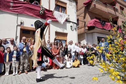 El joven cumplió con la tradición de una fiesta declarada de Interés Turístico Provincial y Regional y cuyo origen se sitúa en el siglo XVII y dio vida al capitán de la Primera Corte de la Guardia Pretoriana, desfilando con paso lento por las calles del pueblo.