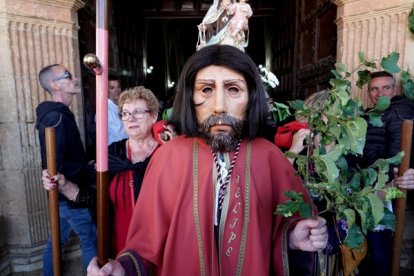 El joven cumplió con la tradición de una fiesta declarada de Interés Turístico Provincial y Regional y cuyo origen se sitúa en el siglo XVII y dio vida al capitán de la Primera Corte de la Guardia Pretoriana, desfilando con paso lento por las calles del pueblo.