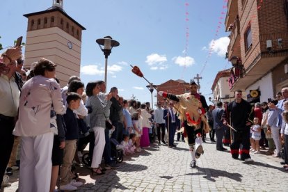 El joven cumplió con la tradición de una fiesta declarada de Interés Turístico Provincial y Regional y cuyo origen se sitúa en el siglo XVII y dio vida al capitán de la Primera Corte de la Guardia Pretoriana, desfilando con paso lento por las calles del pueblo.