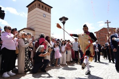 El joven cumplió con la tradición de una fiesta declarada de Interés Turístico Provincial y Regional y cuyo origen se sitúa en el siglo XVII y dio vida al capitán de la Primera Corte de la Guardia Pretoriana, desfilando con paso lento por las calles del pueblo.