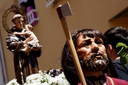 El joven cumplió con la tradición de una fiesta declarada de Interés Turístico Provincial y Regional y cuyo origen se sitúa en el siglo XVII y dio vida al capitán de la Primera Corte de la Guardia Pretoriana, desfilando con paso lento por las calles del pueblo.