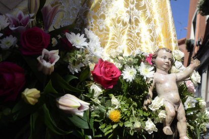 Abrió cortejo del grupo de damas de la Hospitalidad, de Lourdes, detrás de la Cruz de Guía.