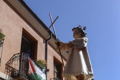 A Cardenal Landázuri se le puso cara de alfombra roja para recibir el cortejo de las grandes estrellas del Corpus.