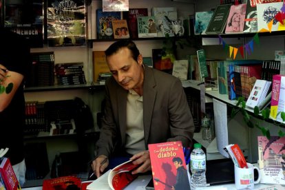 Carlos Fidalgo firmó este sábado su libro ‘Los dedos del diablo’ en una Feria del Libro que ya funcionó el fin de semana a un gran ritmo de asistencia de público.  BENITO ORDÓÑEZ