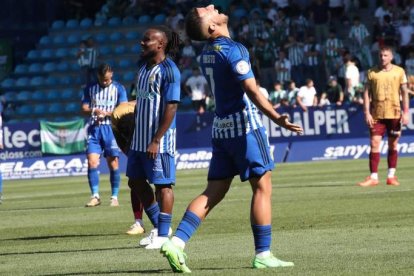 Álex Costa debutó como titular y su actuación fue de menos a más, aunque estuvo muy marcado por la zaga cordobesista. ANA F. BARREDO