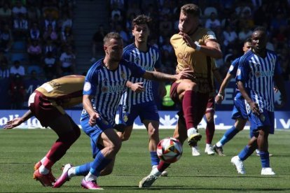 Álex Costa debutó como titular y su actuación fue de menos a más, aunque estuvo muy marcado por la zaga cordobesista. ANA F. BARREDO