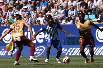 Álex Costa debutó como titular y su actuación fue de menos a más, aunque estuvo muy marcado por la zaga cordobesista. ANA F. BARREDO