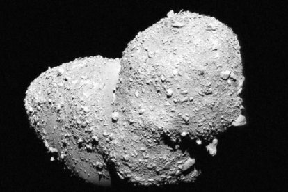 Representación de un astronauta en misión en otro planeta.  freepik