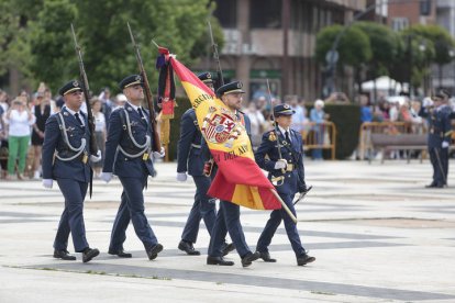Acto de entrega de títulos de Hijos Adoptivos de León a profesores y alumnos de la Academia Básica del Aire de La Virgen del Camino y jura de bandera de personal civil.