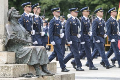 Acto de entrega de títulos de Hijos Adoptivos de León a profesores y alumnos de la Academia Básica del Aire de La Virgen del Camino y jura de bandera de personal civil.