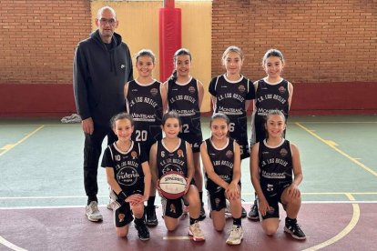 Formación del equipo del Maristas B, en la imagen superior, mientras Los Adiles A, a la derecha. DL