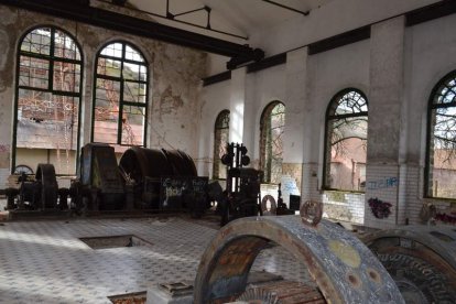 Tres mineros en el exterior de la  mina escuela de Sahelices, también conocida como mina blanca, y abajo interior de la sala de máquinas de la Herrera I